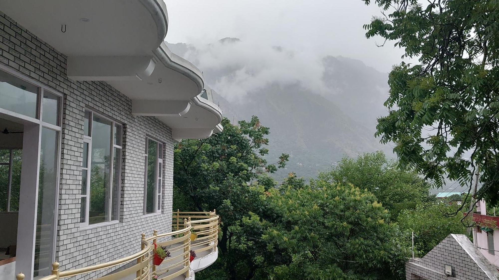 Gazing Moon Homestay Shamshi Exterior photo